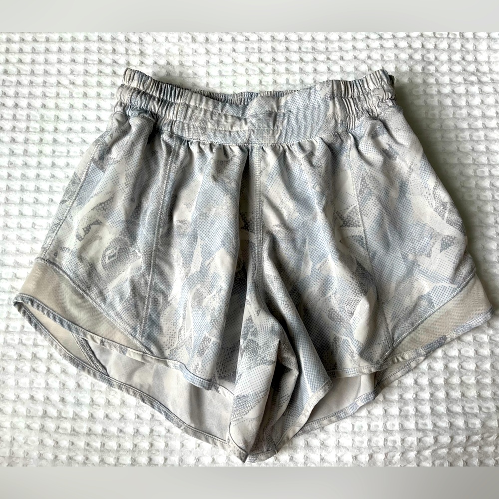 Lululemon Hotty Hot Short size 4, 4 inch